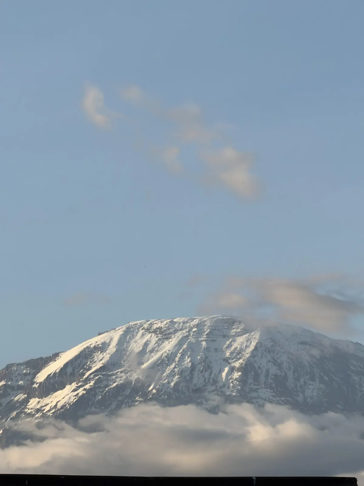 El pico nevado Kibo del Kilimanjaro sobre las nubes