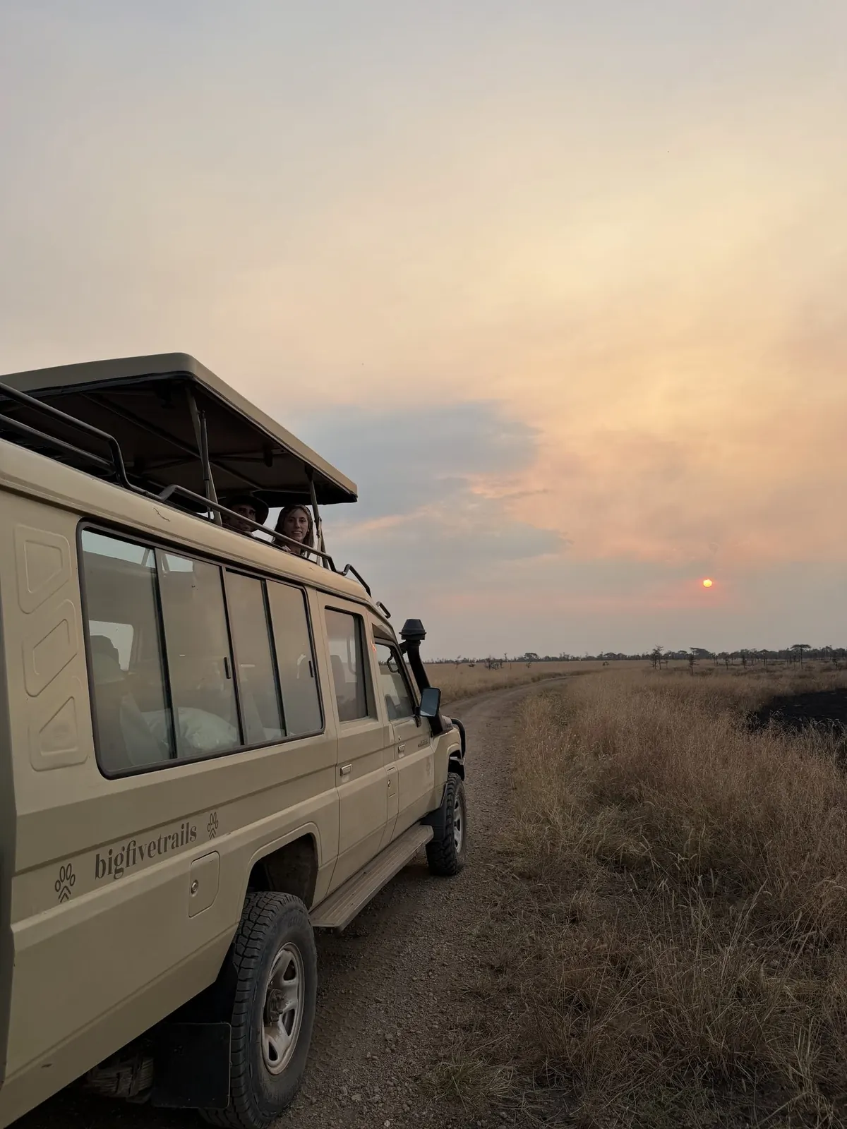 Land Cruiser de BigFiveTrails en una pista al anochecer
